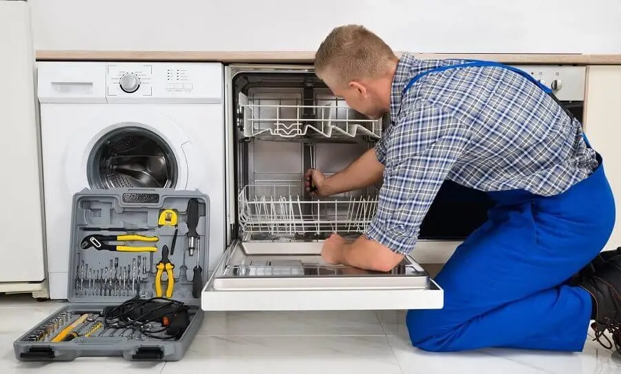 Menemen Viessmann servisi teknisyen ekibi beyaz eşya tamiri yaparken
